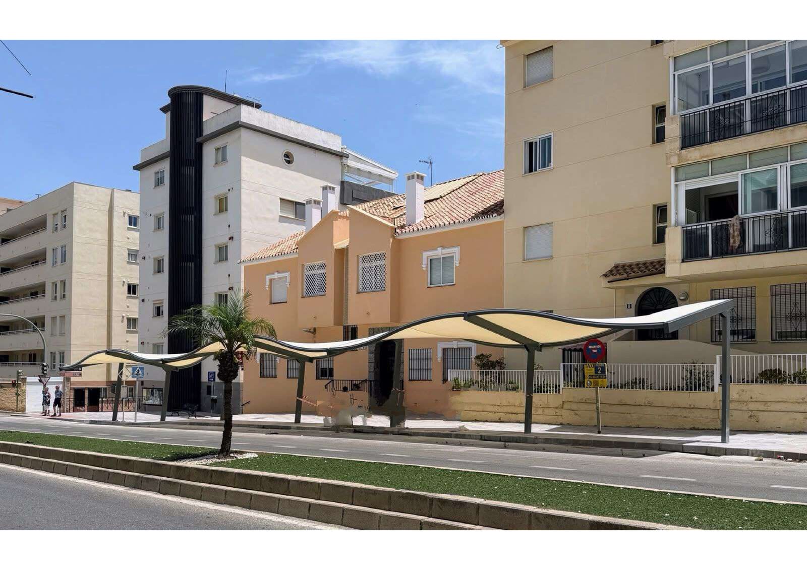 Marquesinas de membrana tensada con perfil ondulado sobre una parada en vía urbana